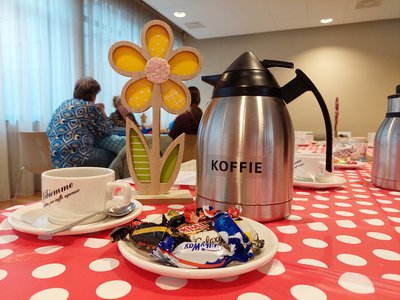 Logo voor Koffie+ Rijbsburg biedt ouderen een gezellig onderkomen