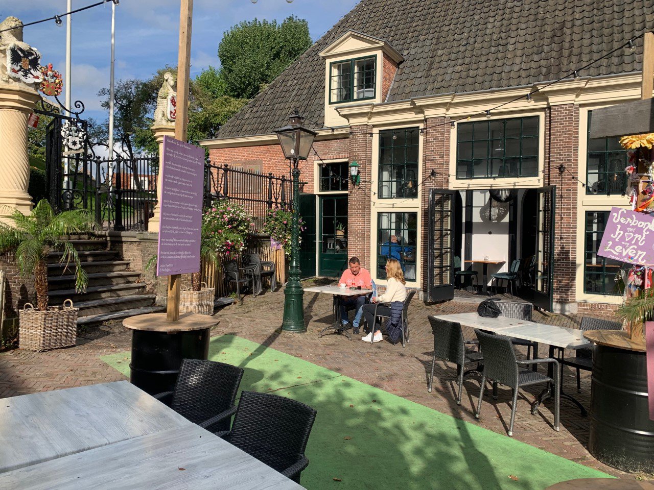 Burcht in Leiden met een terras