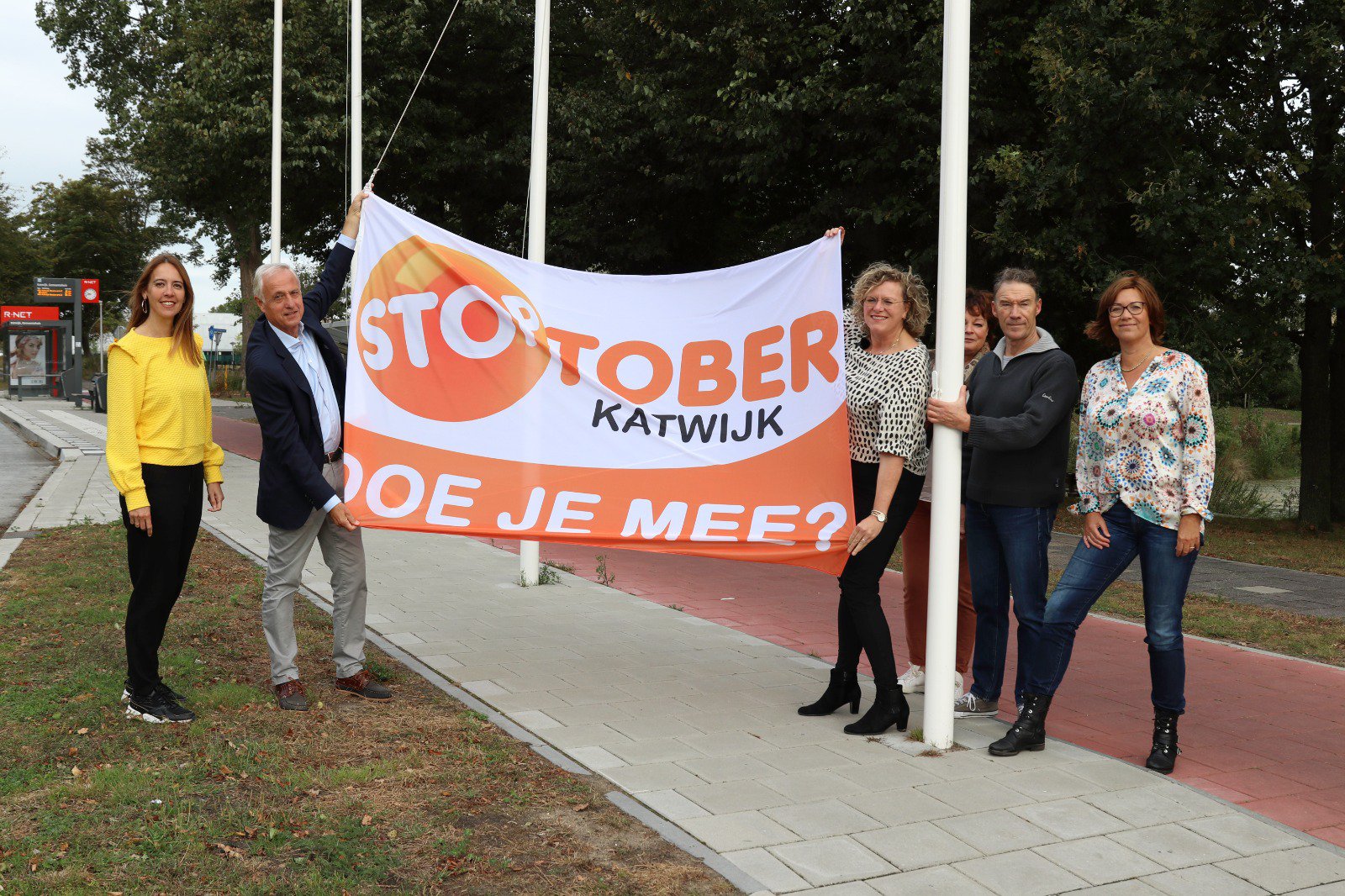mannen en vrouwen hebben een vlag vast met boodschap over stoptober