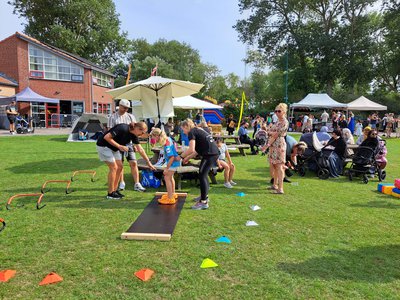 Logo voor Eerste editie Doe Mee & Picknickfestival groot succes
