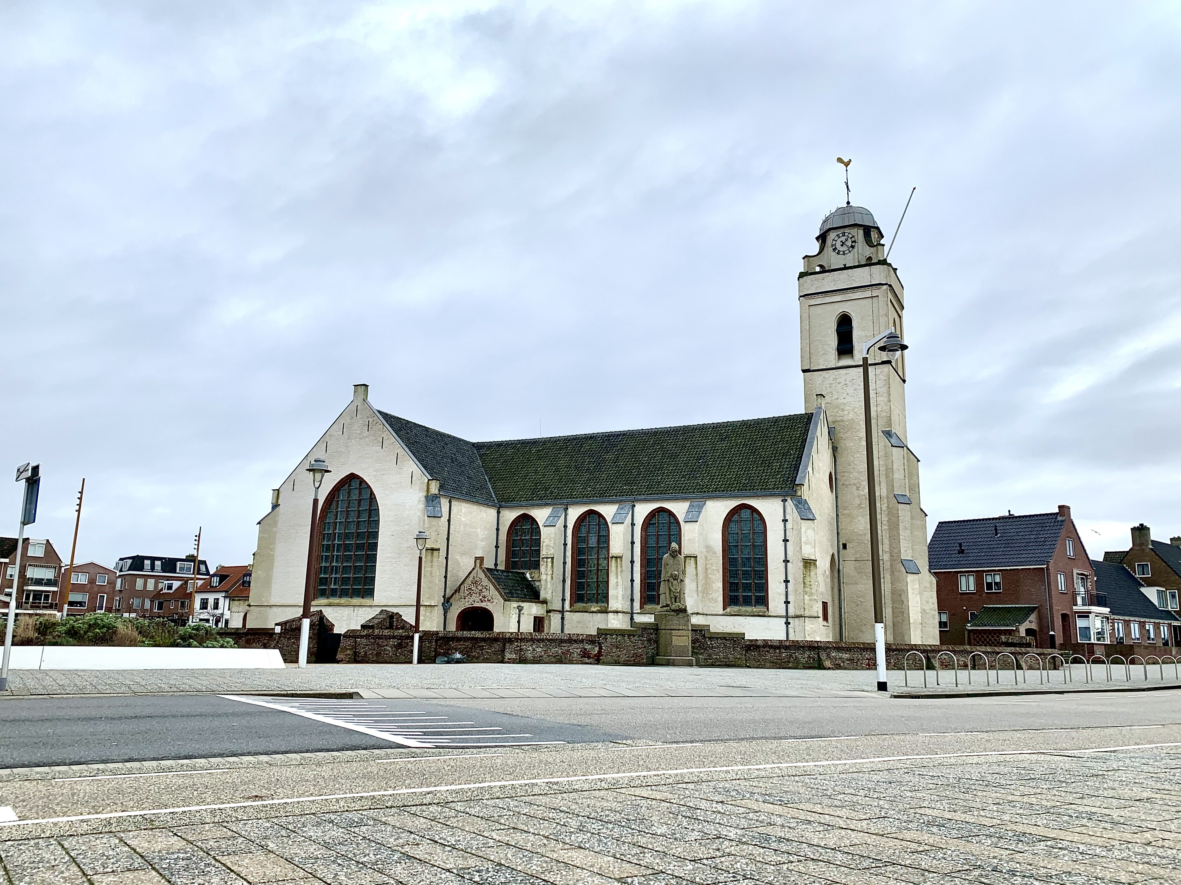 Witte kerk met kerktoren