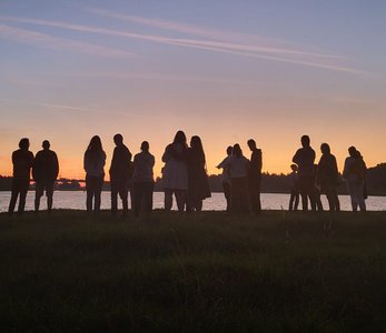 Logo voor Bijzondere ochtendwandeling Walk into the Light komt naar Katwijk