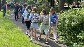 Foto van Honderden basisschoolleerlingen ontdekken kunst en erfgoed tijdens Kunstroute Katwijk