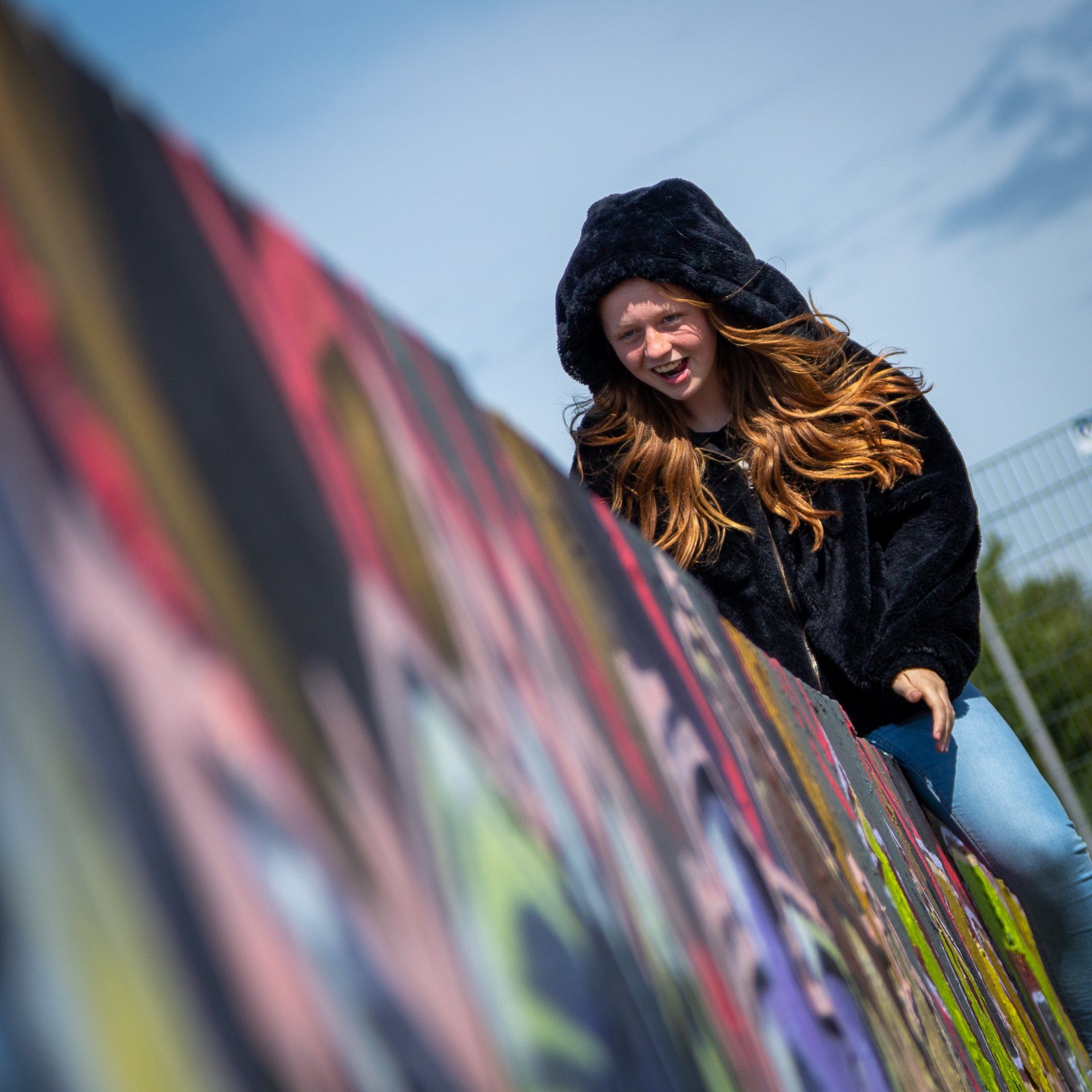 Meisje loopt op een muur van graffiti