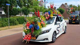 Foto van Katwijk Rijd(t) Mee presenteert zich aan inwoners tijdens Rijnsburgse Flower Parade